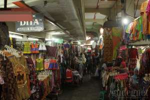 Pusat sandang di pasar Beringharjo, Yogyakarta
