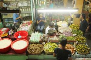Los buah dan kebutuhan sehari-hari di pasar Beringharjo, Yogyakarta