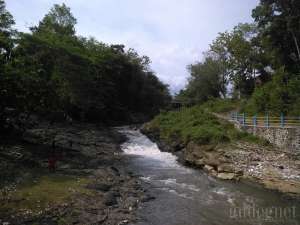 Foto aliran sungai lava bantal ketika debit air sedang