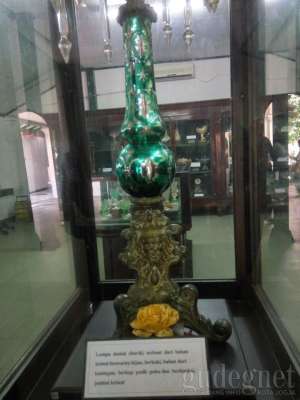 Salah satu koleksi di museum Kristal Kraton Jogja