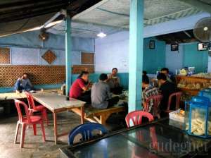 suasana di warung sego abang pakem Mbah Widji