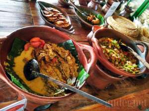 Tempat untuk menyajikan lauk dan sayur di sini menggunakan kerajinan gerabah