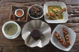 Menu andalan di warung sego ireng