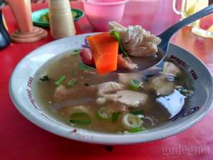 Sop ayam di Warung Sop Buntut Pak Sugeng 