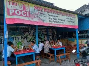 Suasana warung Sop Buntut Pak Sugeng