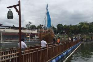 Jembatan menuju bangunan berbentuk kapal Pinisi di Floating Resto