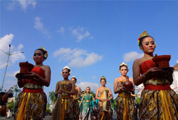 Kemeriahan Pembukaan FKY ke-25 2013 Kemeriahan Pembukaan FKY ke-25 2013