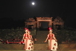 Melihat Indahnya Purnama di Candi Boko Melihat Indahnya Purnama di Candi Boko
