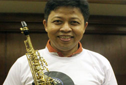 Hari <b>Wisnu Yuniarta</b>, Saxophonis Indonesia akan memecahkan Guinness World ... - 1386842785