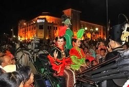 Penonton Merangsek, Peserta Kirab Tak Bisa Jalan
