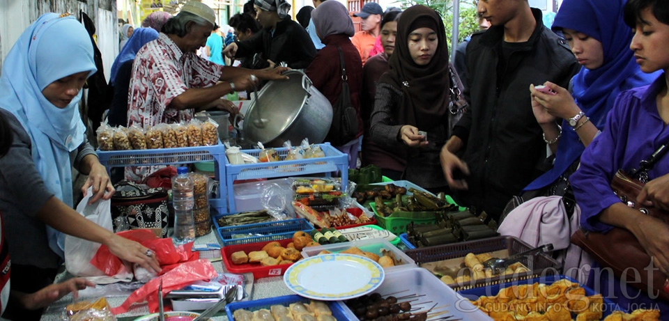 Mengintip Aneka Jajanan di Pasar Sore Kauman