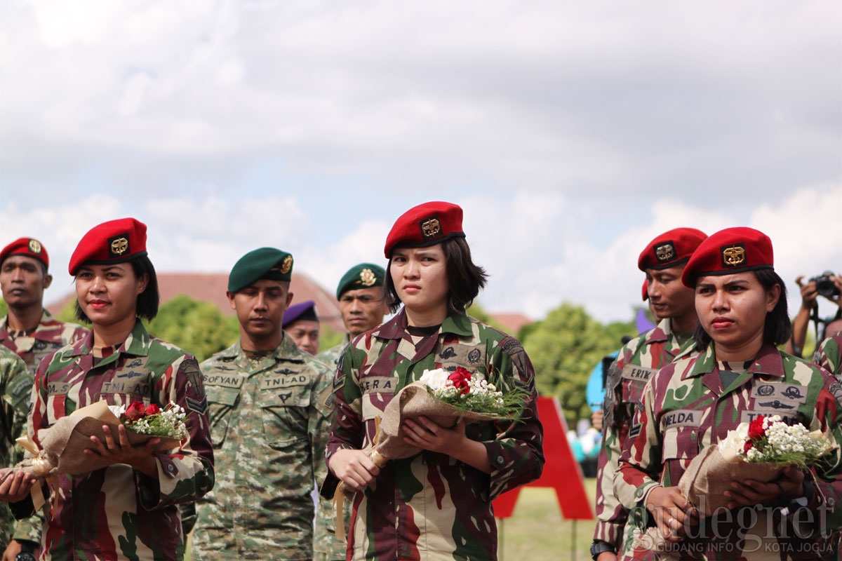 Penerjun Payung Perempuan Ikut Menyambut Mahasiswa Baru UGM Yogyakarta