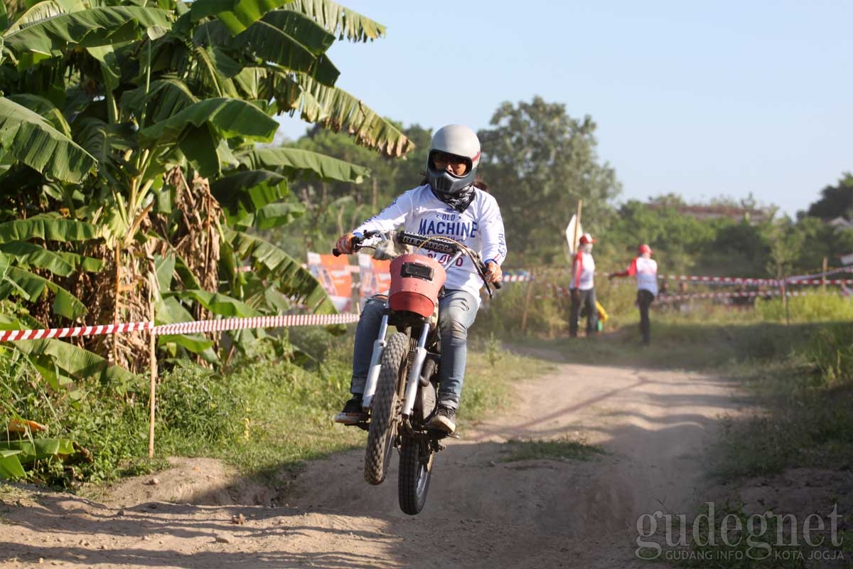 Mengenal Restu Gautama, Lady Biker Pemilik 4 Koleksi Motor Antik