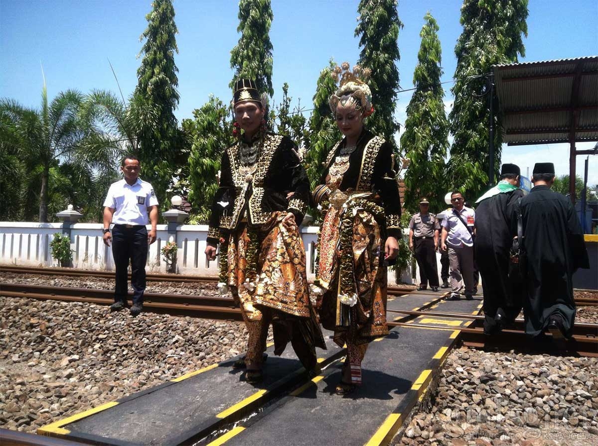 Kania Menangis Bahagia Meski Menikah Di Gerbong Prameks 