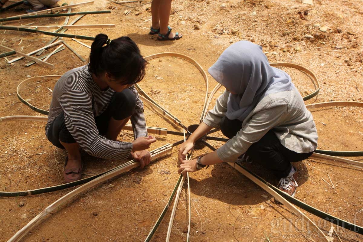 Meramu Fungsi dan Estetika Lewat Workshop Kincir Bambu Ngayogjazz 2016