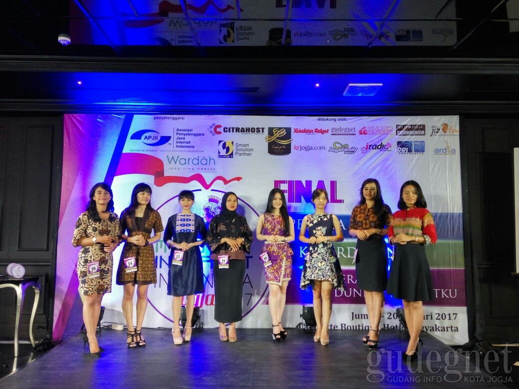 8 Besar Peserta Miss Internet Indonesia Unjuk Kebolehan di Depan Juri