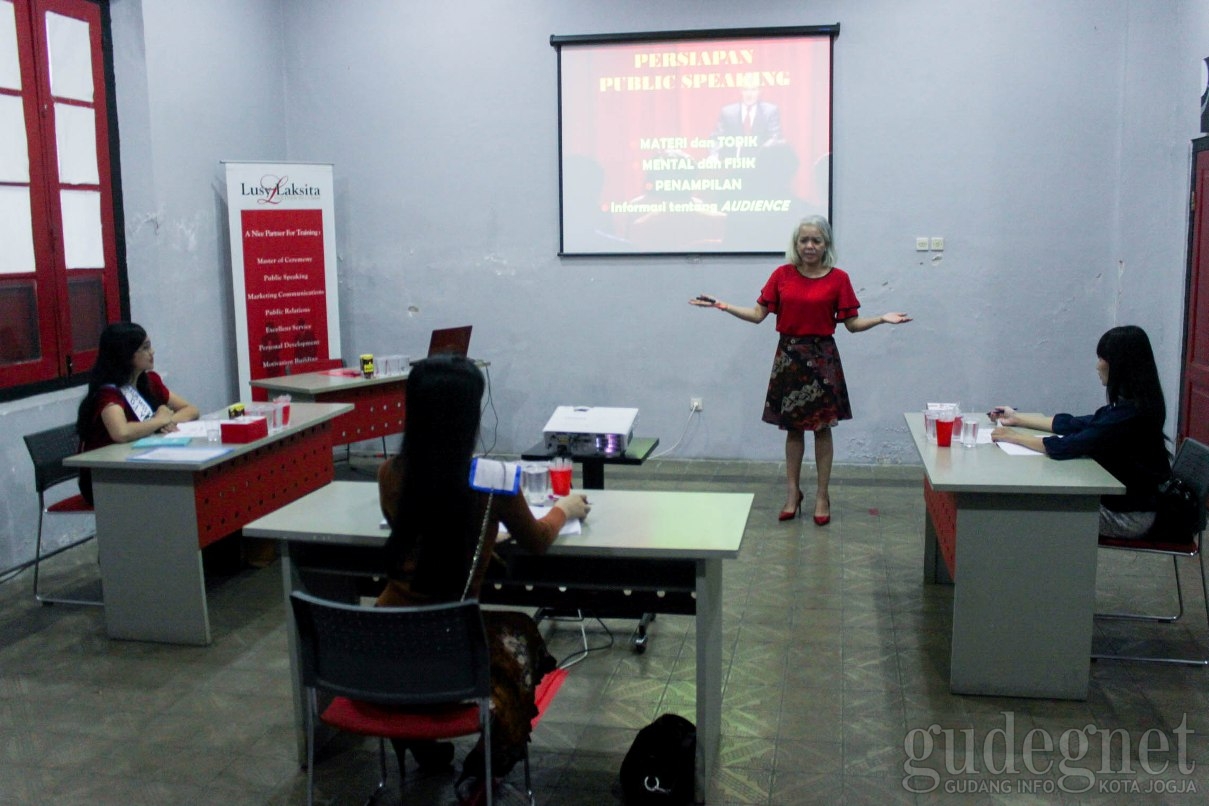 Finalis Miss Internet Jogja Berlatih Public Speaking di Hari Kedua Pembekalan