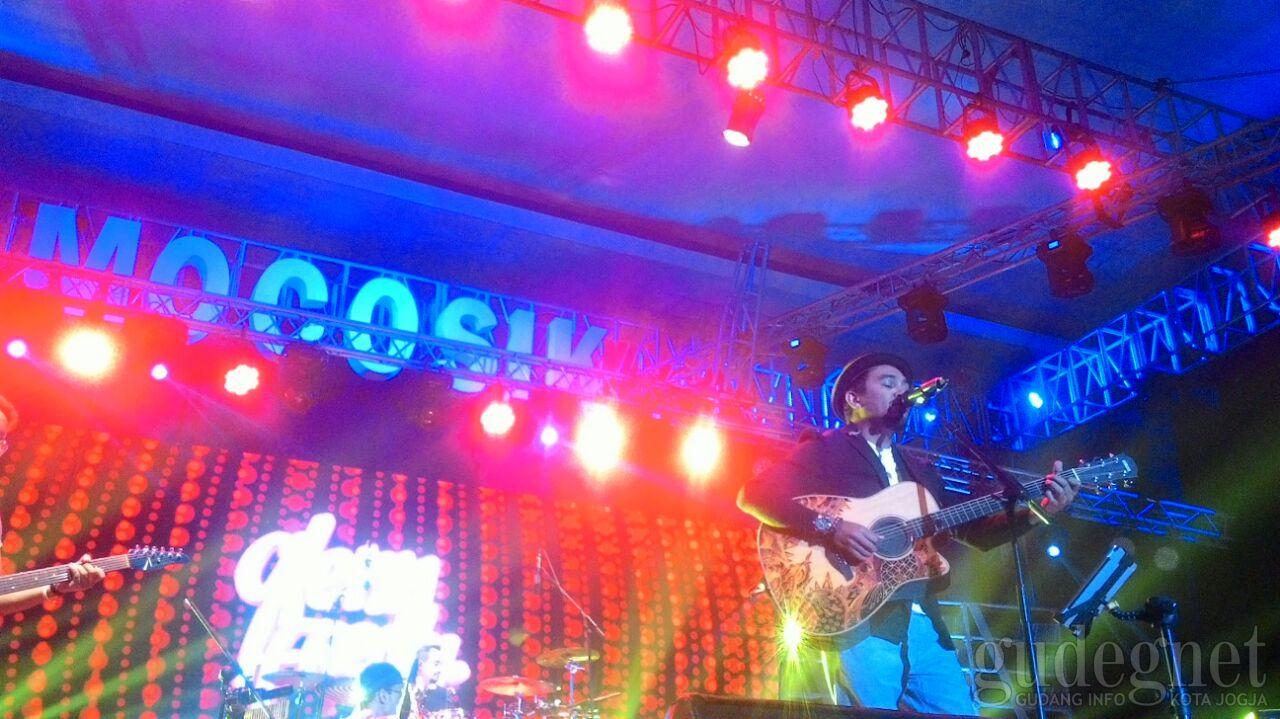 Tompi dan Glenn Fredly Sukses Bikin Penonton Festival Mocosik ‘Baper’