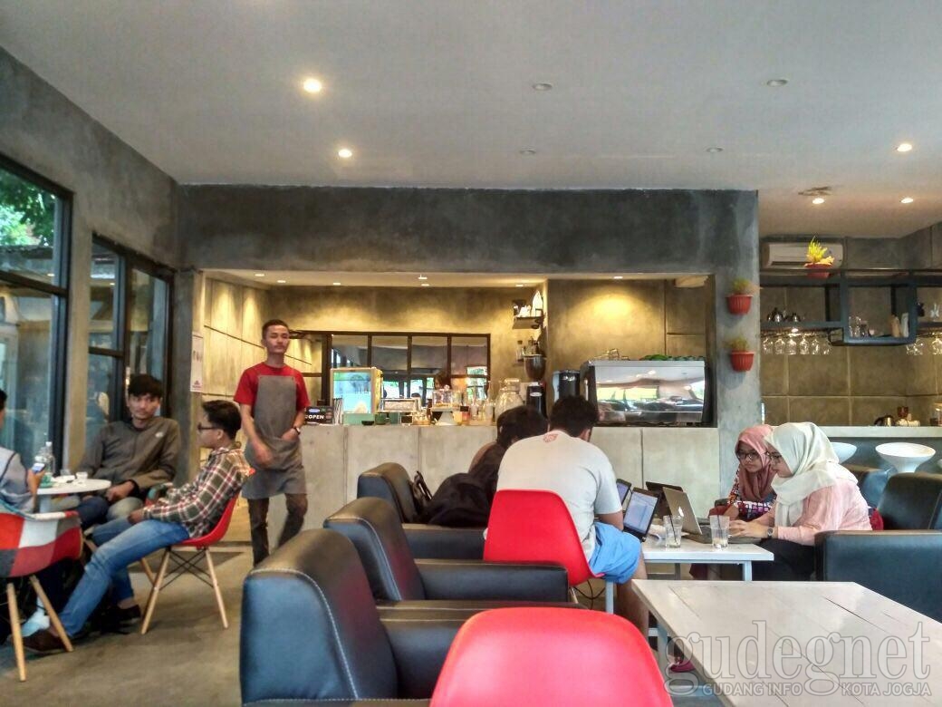 4 Etika Nongkrong di Cafe