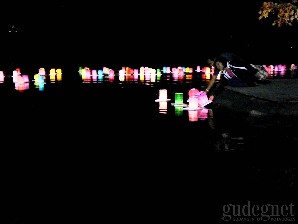 Ribuan Pengunjung Padati Festival Lampion Apung di Waduk Sermo