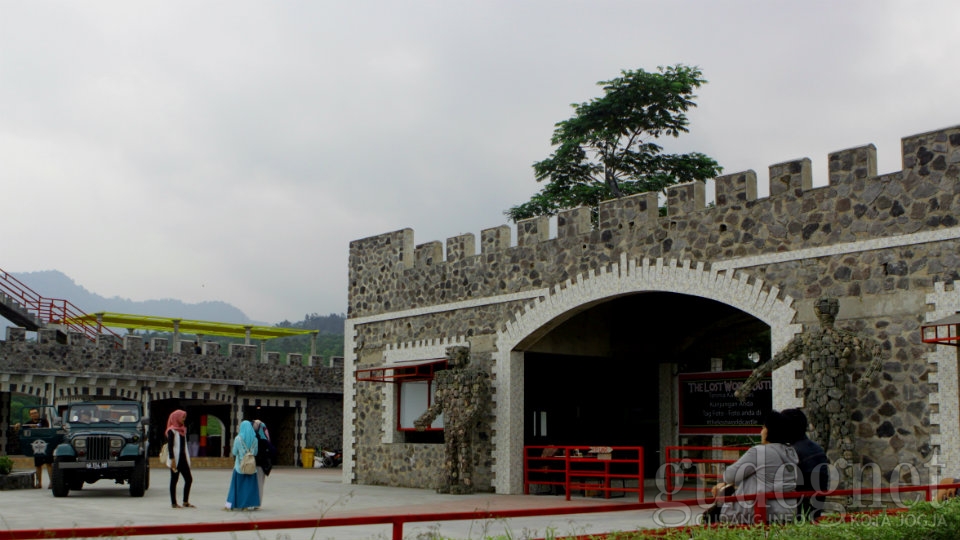 Coba Serunya Luge dan Megahnya The Lost World Castle