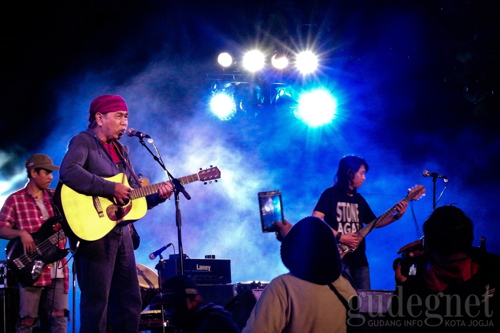 Sawung Jabo Goyang & Hangatkan Merapi Night Festival