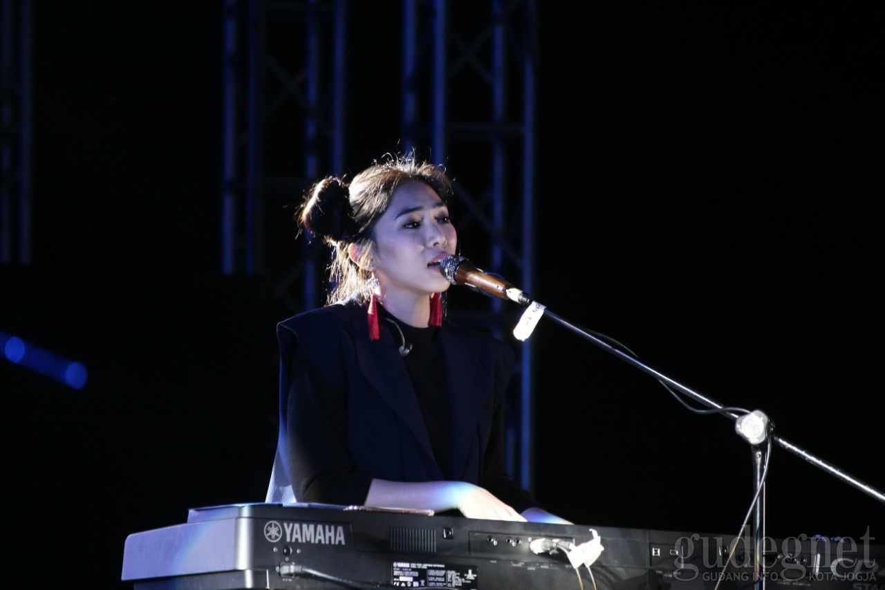 Isyana Sarasvati Tampil Memukau di Prambanan Jazz 2017