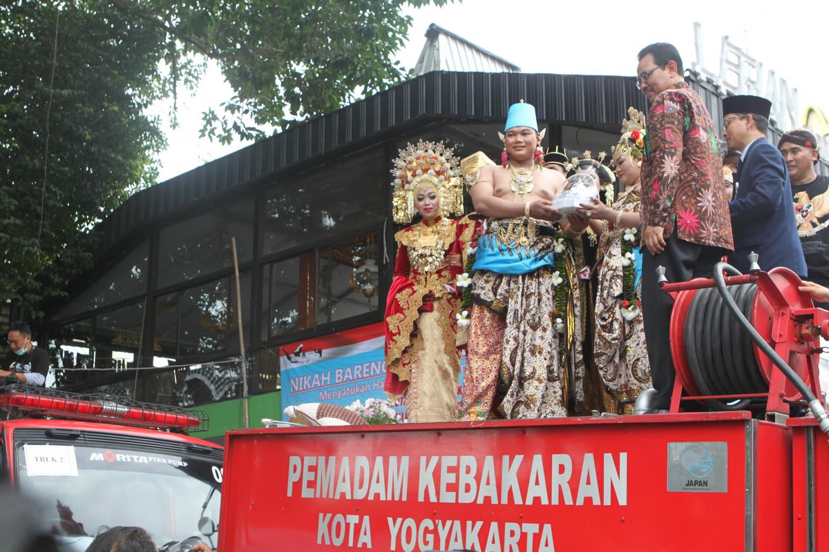 Delapan Pasangan Menikah di Atas Mobil Pemadam Kebakaran