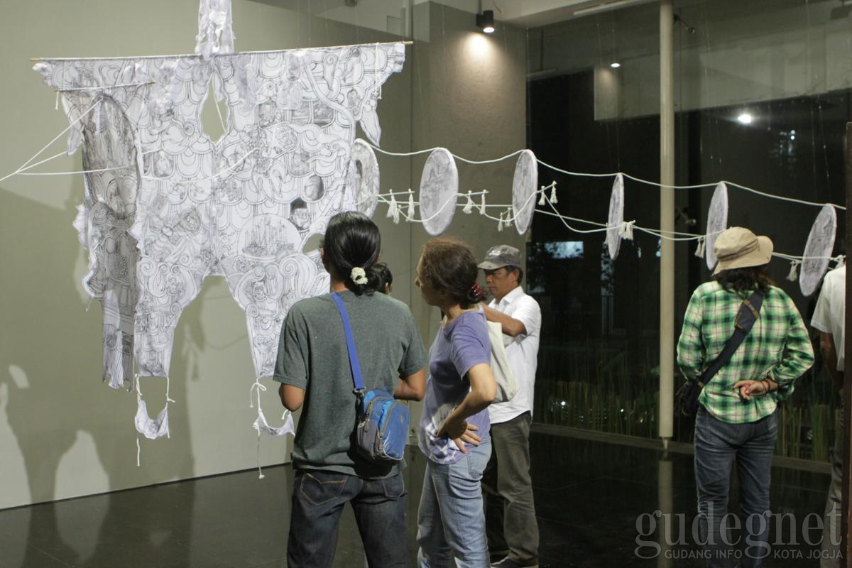 Menerbangkan Layang-layang di Pameran The Kite