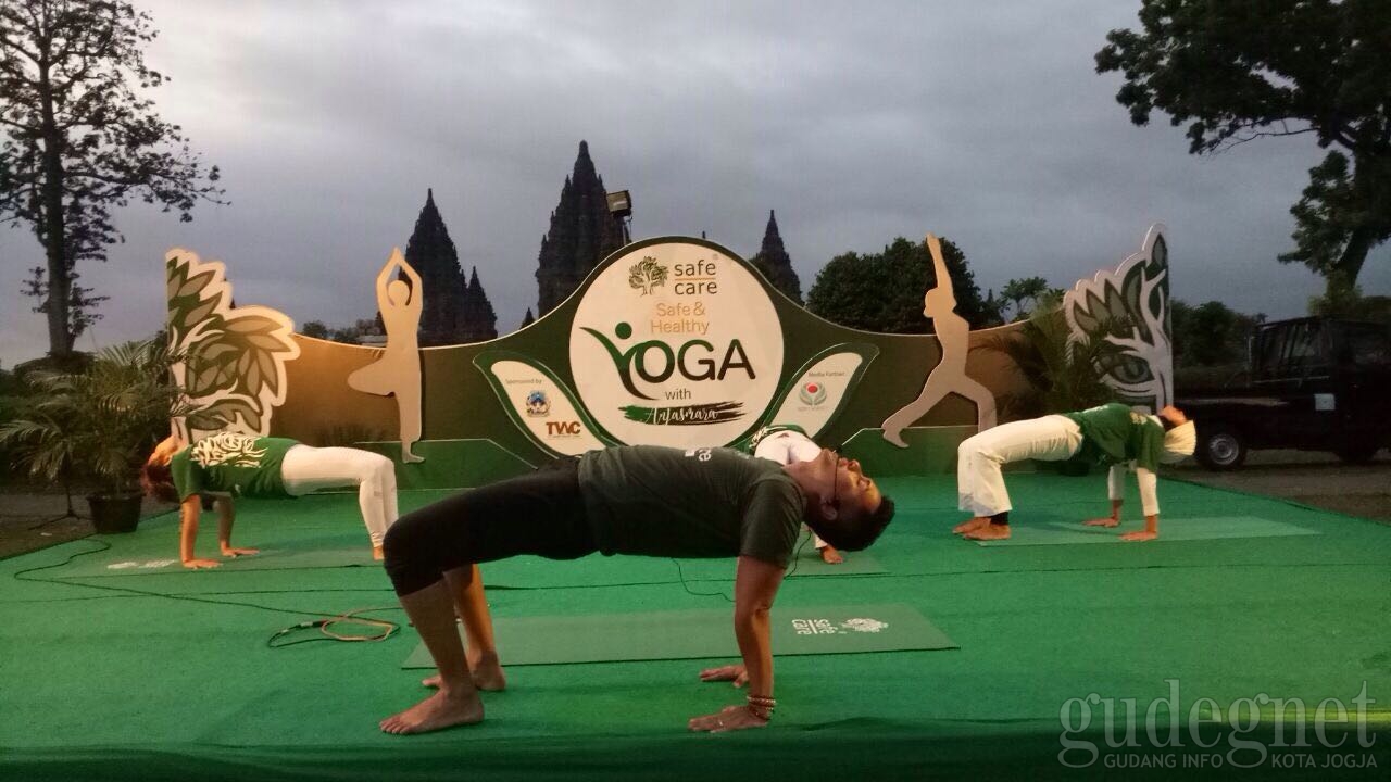 Anjasmara Sita Perhatian Peserta Yoga di Prambanan