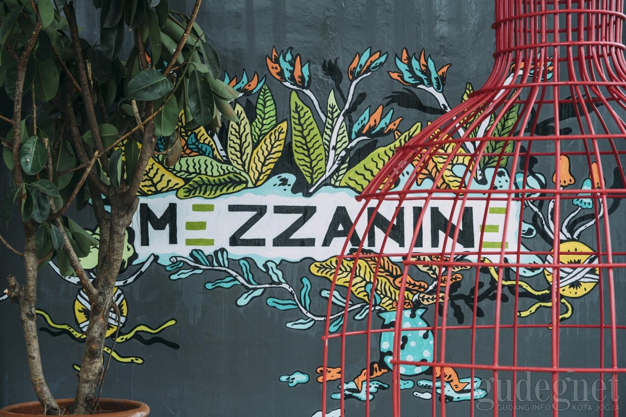 Mezzanine Eatery and Coffee: Kopi, Steak, Musim Panas