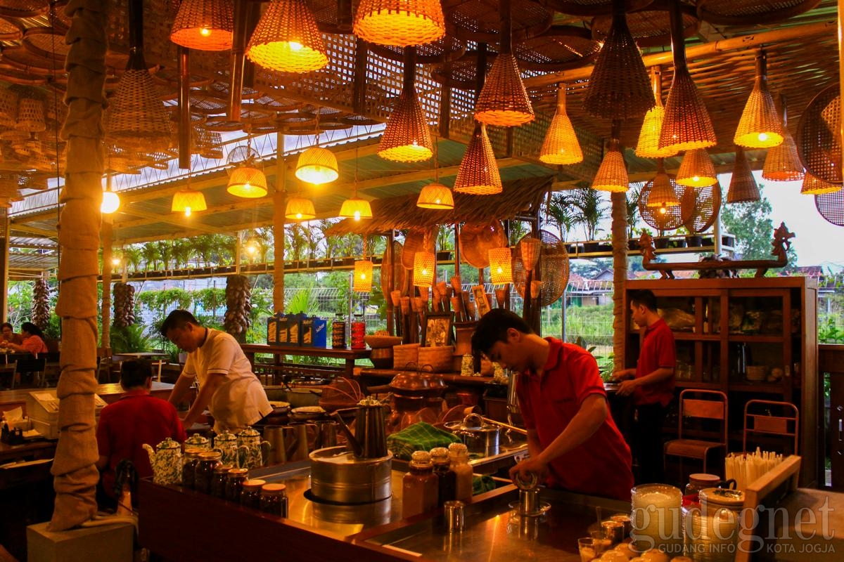 Pulen Kopi Ponti: Kopi Pontianak, Masakan Tradisional dan View Menawan