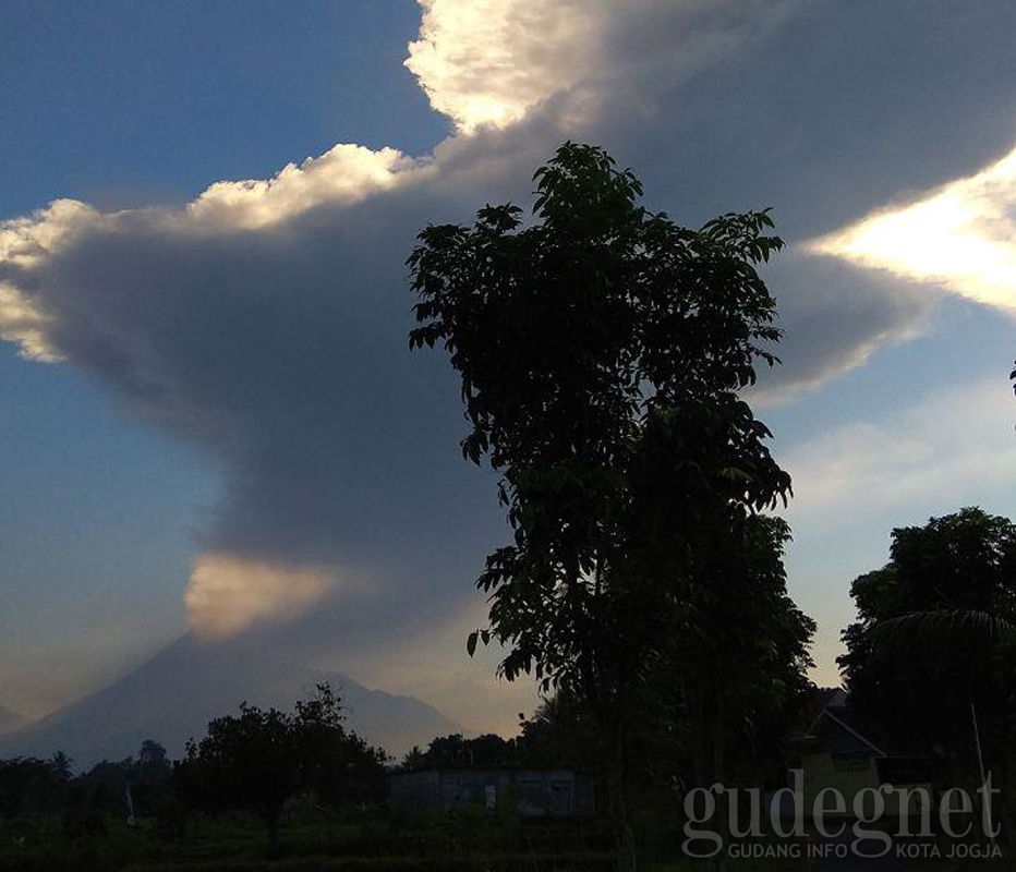 Merapi Meletus, Bandara Ditutup