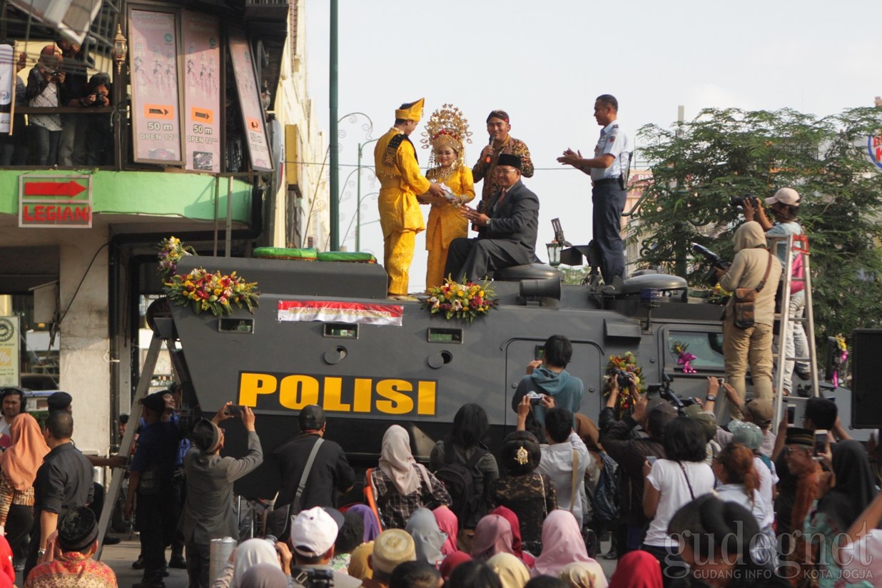 Sebelas Pasangan Ikuti Nikah Bareng di Atas Panser 