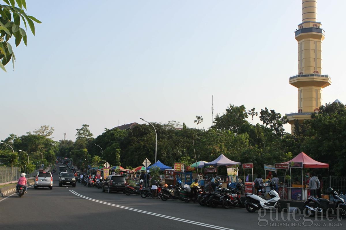 Jajanan Kekinian dan Tradisional di Pasar Ramadan UGM