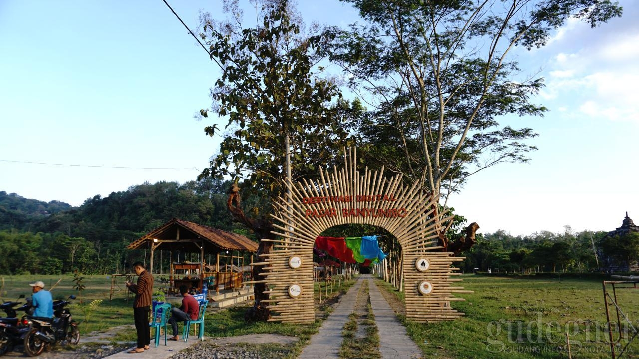 Pasar Banyunibo, Destinasi Berbuka Sekaligus Wisata Candi