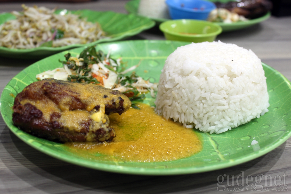 Gurihnya Ayam Goreng Telur Asin Ala Warung Mbok Marni