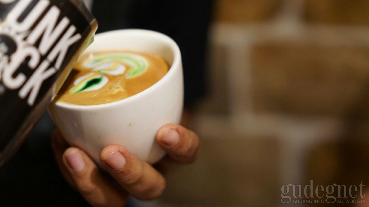 Roti Bakar dan Latte di Rumah Kopi 59