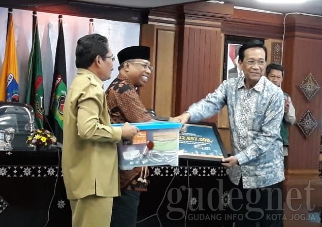 Sri Sultan Serahkan Rp 2 Miliar Untuk Korban Gempa Lombok