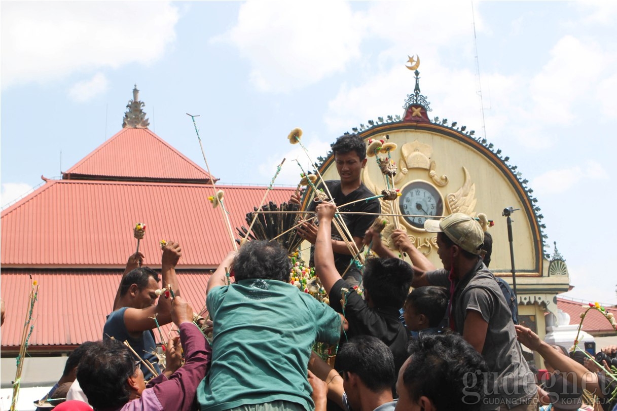 Keraton Yogyakarta Gelar Grebeg Besar, Warga Antusias Berebut Gunungan