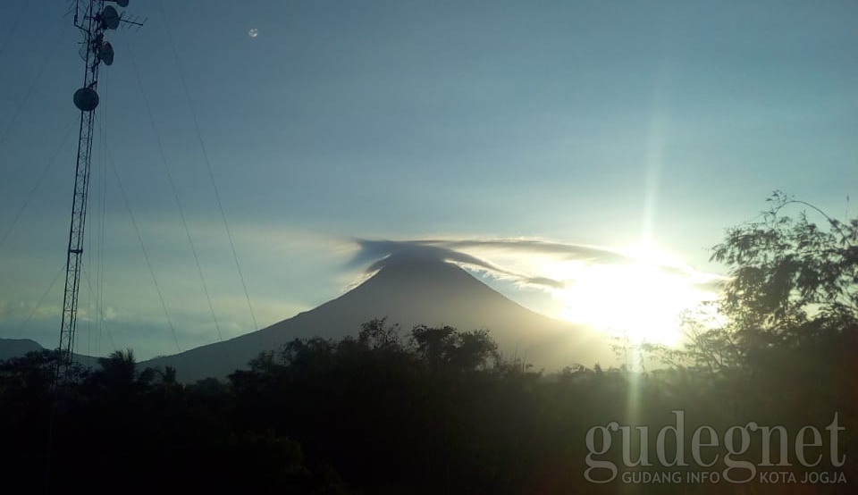 Perkembangan Merapi: Kubah Lava Membesar, Awan Lentikular Teramati