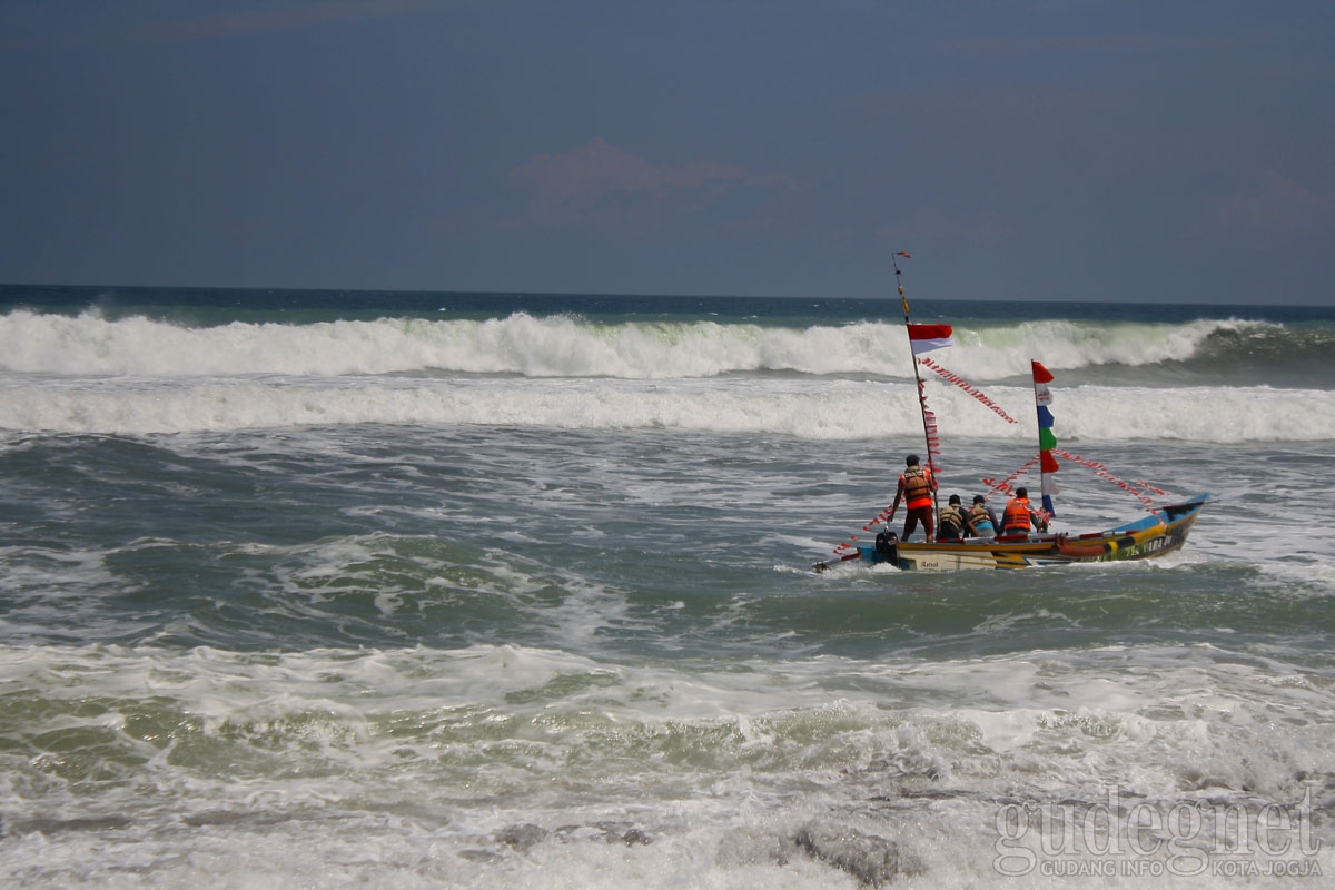 Prosesi Labuhan Langit Bumi Segoro Pantai Samas Sempat Diterjang Ombak Tinggi