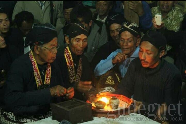 Ratusan Warga Saksikan Ritual Pembukaan Cupu Panjala