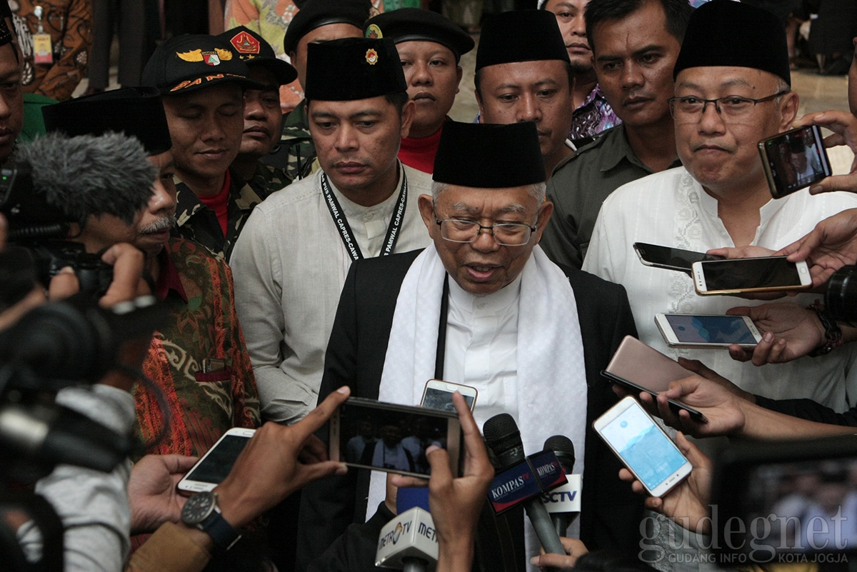  Cawapres KH Ma'ruf Amin Sholat di Masjid Panepen Keraton Kilen