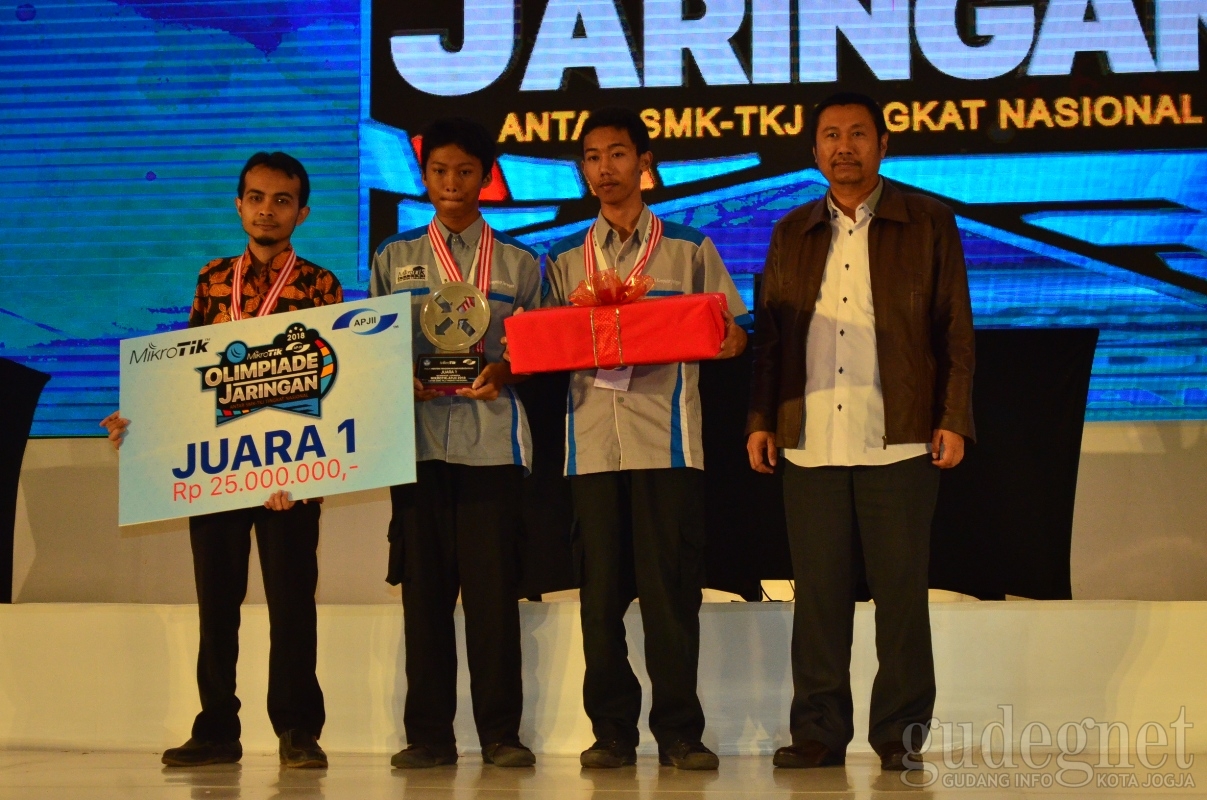 SMK N 1 Nglegok Blitar Juarai Olimpiade Jaringan Mikrotik-APJII 2018