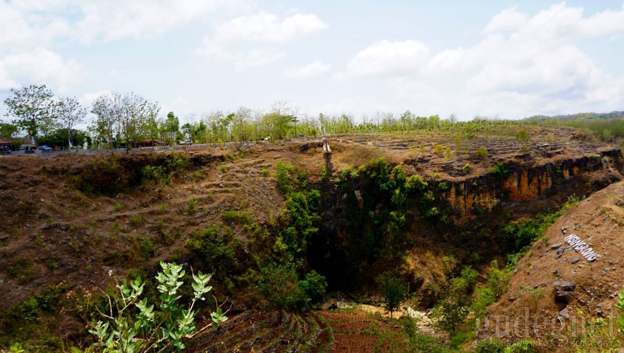 Situs Ngingrong, Antara Wisata, Edukasi, dan Uji Nyali