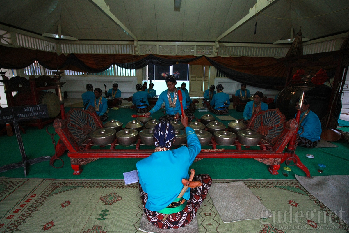 Jelang Prosesi Kondur Gongso,Warga Padati Pogung Masjid Gedhe Kauman 