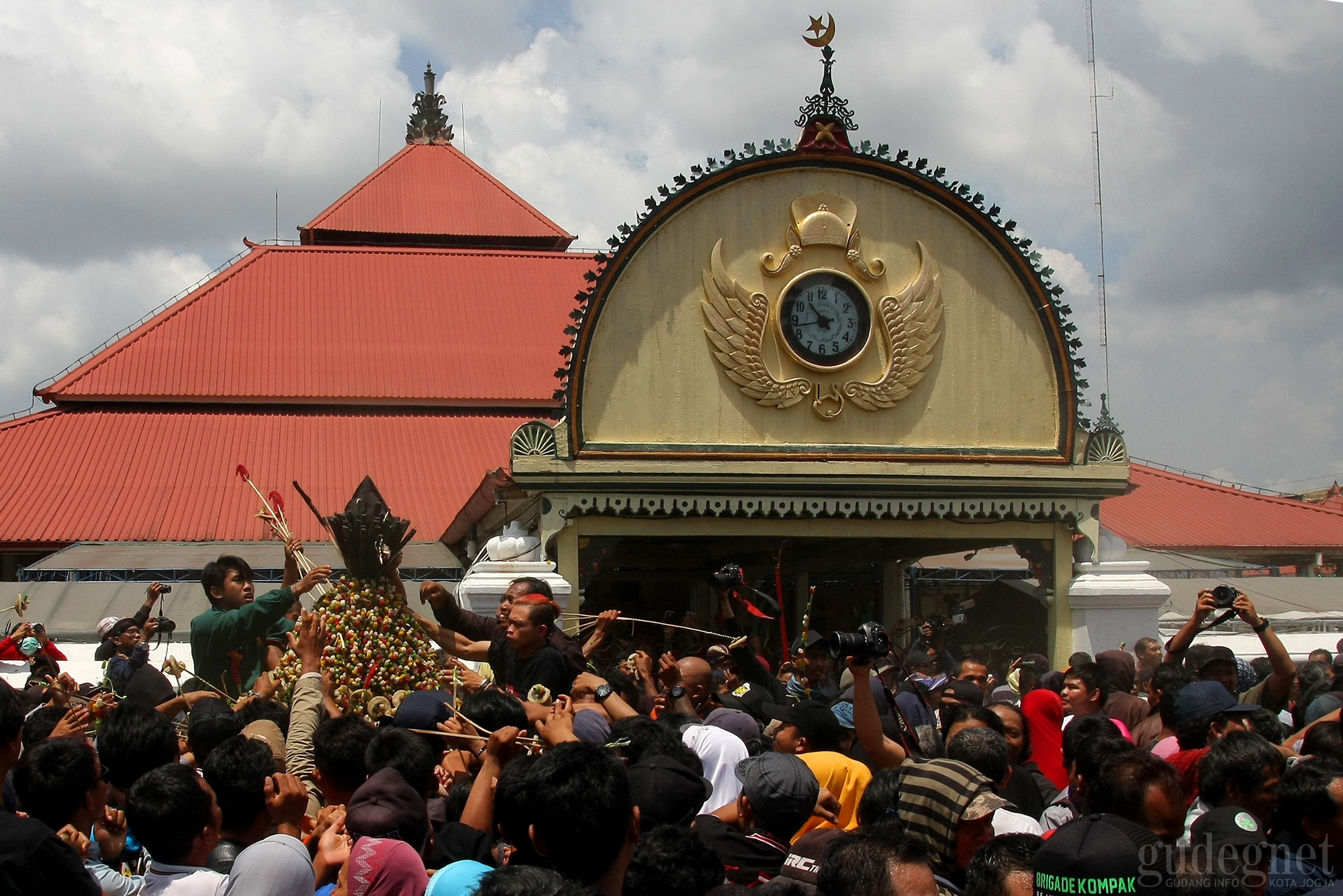 Ribuan Warga Rayah Gunungan Grebeg Maulud 