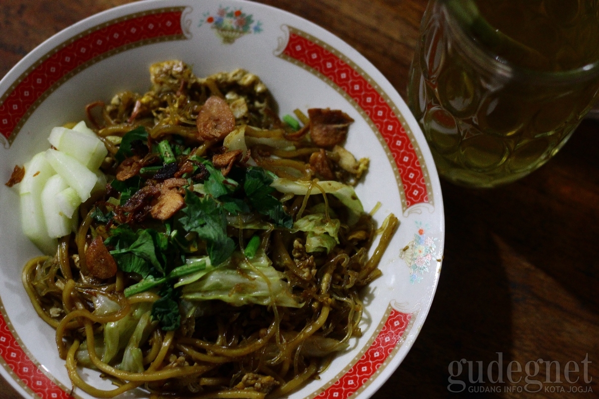 Bakmi Pak Gembel, Mie Jowo dan Suasana Tempo Dulu