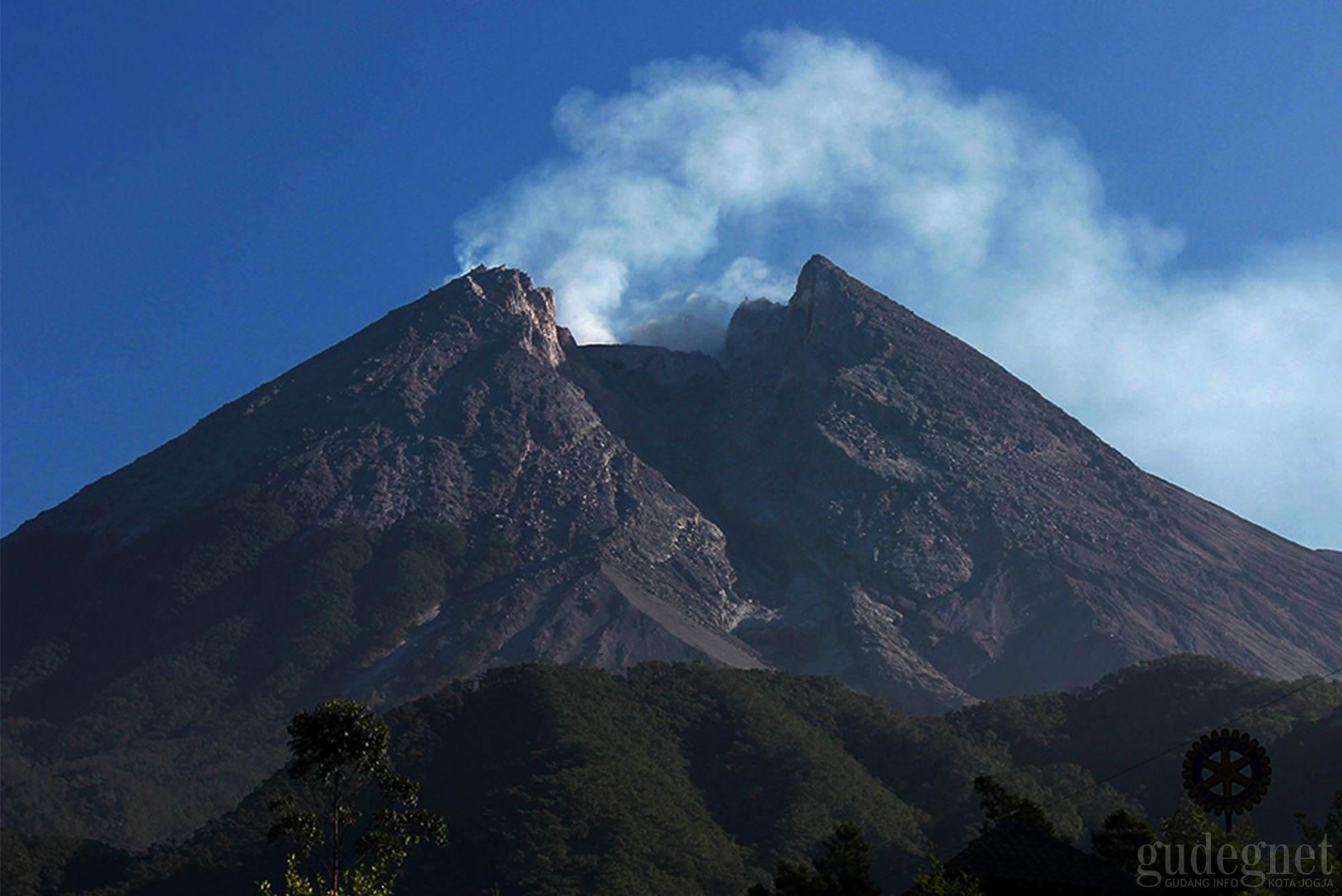 Merapi Alami Empat Kali Guguran Lava 